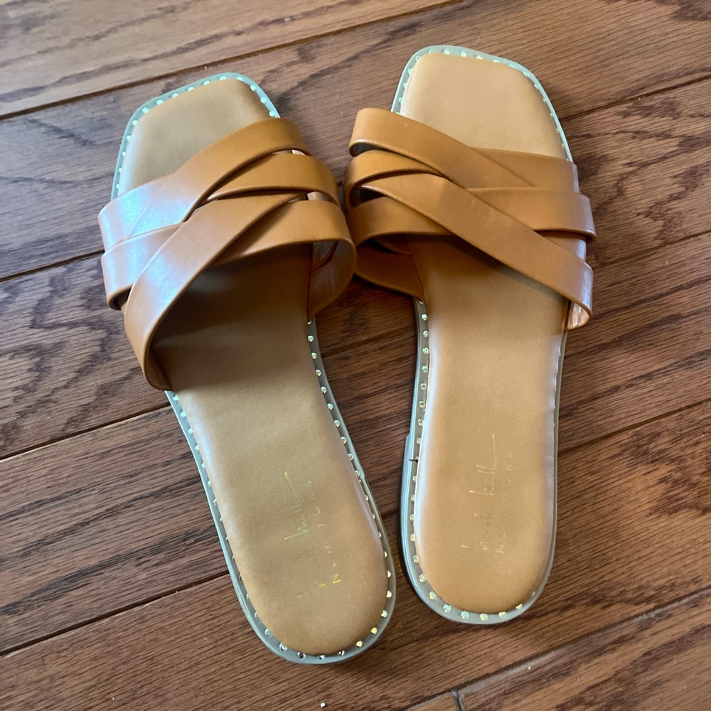 Great condition Nicole  Miller tan flat sandals 🩴